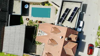 Expose Geniales Stadthaus mit Pool, Poolhaus, großzügigem Wellnessbereich ... alles am neuesten Stand der Technik. Ein zusätzliches Büro/Lager von ca. 120m² als Nebengebäude ist vorhanden.