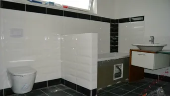 Expose Sehr schönes und großes Einfamilienhaus! Eigener Pool, jedes Schlafzimmer mit begehbaren Kleiderschrank. Nur 40 Minuten von Wien