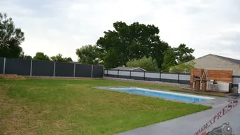 Expose Sehr schönes und großes Einfamilienhaus! Eigener Pool, jedes Schlafzimmer mit begehbaren Kleiderschrank. Nur 40 Minuten von Wien