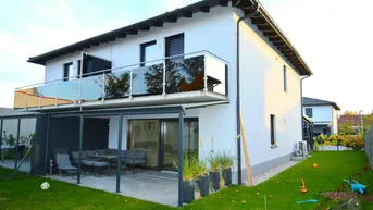 Expose Hochwertige Doppelhaushälfte in Massivbau mit Doppelcarport und Pool