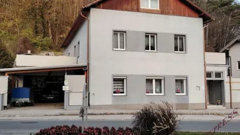 Expose Neuer Preis! Zweifamilienhaus mit 2 getrennt begehbaren Wohnbereichen wartet auf Sie! Sofort beziehbar!