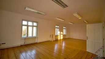 Expose Villa in gut frequentierter und sichtbarer Lage! Ideal als Rechtsanwaltskanzlei oder Praxisraum und dgl. geeignet