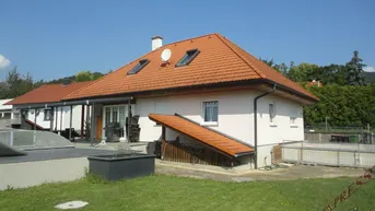 Expose Tolles Einfamilienhaus mit großem Pool (ca.32m²), ausbaubarem Dachgeschoß und Doppelgarage wartet auf Sie!