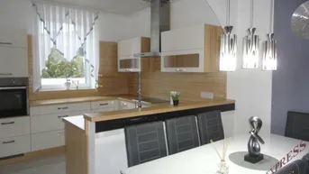 Expose Großes Zweifamilienhaus mit 2 getrennt begehbaren Wohnbereichen (8Zimmer) wartet auf Sie!