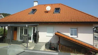 Expose Tolles Einfamilienhaus mit großem Pool (ca. 32m²), ausbaubarem Dachgeschoß und Doppelgarage wartet auf Sie!