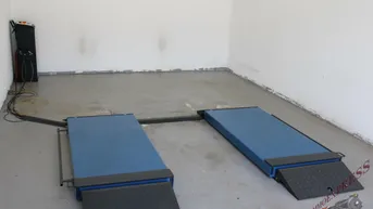 Expose Sehr gut gelegene Garagenbox mit Hebebühne und mit großem Einfahrtstor 3 m x 3 m Nähe Flughafen und ca. 12 Autominuten von Wien entfernt