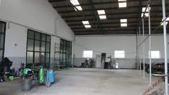 Expose Sehr gut gelegen Halle mit 200 m² in Schwadorf für Hebebühnen geeignet mit 4 Meter hohen Einfahrtstor auch für LKW geeignet ca. 12 Autominuten von Wien entfernt