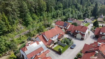 Expose "Wohnen wie im Urlaub" Neuwertige Doppelhaushälfte mit Garage im wunderschönen Hohenberg