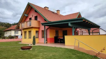 Expose Traumhaftes Einfamilienhaus mit Pool, Panorama-Ausblick und moderner PV-Anlage – hier fühlt sich Ihre Familie zuhause!