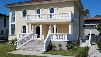 Expose Villa in mediterranem Stil bietet viel Platz und ruhige Umgebung – nur ca. 25min zur Stadtgrenze Wien!