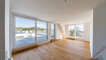 Helles, geräumiges Zimmer mit Holzboden und großen Fenstern, die Zugang zu einer Terrasse bieten.