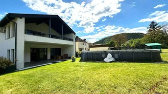 Großzügiger Gartenbereich mit Rasenfläche, oberirdischem Pool und Blick auf das Wohnhaus.