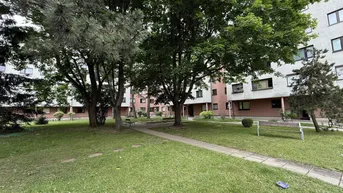 Expose Traumhafte und unmöblierte Dachgeschoßwohnung in 1230 Wien – renoviert, 3 Zimmer, top Preis!