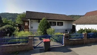 Expose Charmanter Bungalow mit Pool