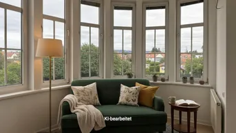 Helles Wohnzimmer mit grünem Sofa und Erkerfenstern, bietet einen weiten Blick ins Grüne.