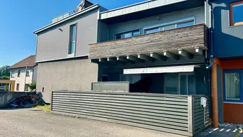 Expose Anlageobjekt: Moderne Wohnung mit 2 Wohneinheiten inkl. Terrasse, Kamin und Parkplätzen vor der Tür