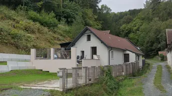 Expose Nähe Kirchschlag: 2 Häuser (Haus 1 zum Fertigstellen, Haus 2 zum Sanieren mit Stadl)