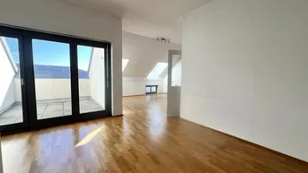 Expose Provisionsfrei! Exklusive Dachgeschoss-Wohnung in Top-Lage mit Terrasse und Schlossbergblick! ++Videorundgang++