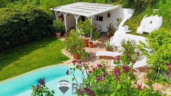 Expose "Zwei Häuser, ein Paradies – Traumhaftes Anwesen mit Naturgarten und Pool"