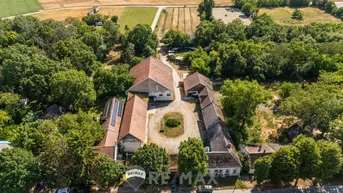 Expose "Großzügiges Grundstück mit Pferdehof und sanierungsbedürftigem Haus – nur Minuten von Wien entfernt"