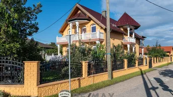 Expose "Für Ein oder zwei Familien - Haus mit Eleganz und mit vieeeeel Platz"