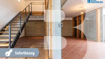 Geräumiger Eingangsbereich mit Terrakottafliesen, freigelegten Holzbalken und moderner Metalltreppe, die in das Obergeschoss führt.