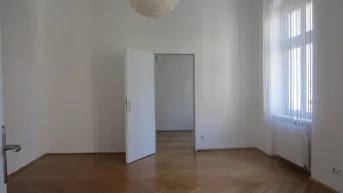 Expose Zweizimmerwohnung mit Blick in den begrünten Innenhof