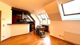 Offener Wohn- und Essbereich mit integrierter Küche, Holzboden und Dachfenstern für viel Licht.