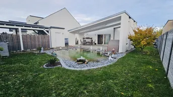 Expose Bungalow mit Pool und Schwimmteich auf einem Baurechtsgrund.