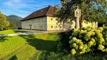 Expose Land &amp; Gut: Historischer Vierkanthof in Allein- &amp; Aussichtslage