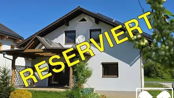 Expose Geräumiges Zweifamilienhaus mit zwei Garagen und großem Garten