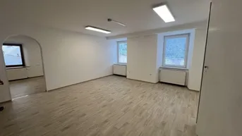 Expose SCHWAZ - Helle Geschäftsräumlichkeiten - Nähe Stadtzentrum - für verschiedene Sparten geeignet
