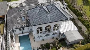 Luftaufnahme der luxuriösen Villa mit Poolbereich, Garten und umliegender Berglandschaft.