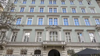 Expose PALAIS HARDEGG: Dachgeschoßwohnung mit großer Terrasse direkt an der Freyung - zu mieten in 1010 Wien