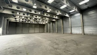 Expose Großzügige Lagerhalle mit 9 Meter Raumhöhe