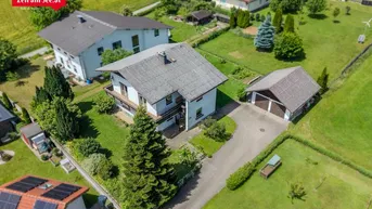 Luftaufnahme des Anwesens mit umliegenden Häusern, viel Grünfläche und ländlicher Umgebung.