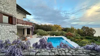 Expose Tolle Villa mit großem Pool, privatem Meerzugang und Rundblick über das Meer, das Schloss Duino und den Karst.