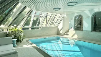 Expose Riesige Familienvilla mit Poolhalle auf Gartenebene mit großer Garage
