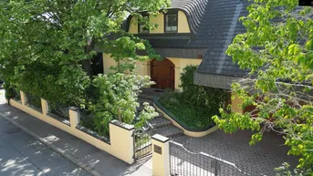 Expose Großzügiges Einfamilienhaus mit hohem Wohnkomfort und großen Garten und Pool
