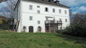 Expose Historisches Herrenhaus mit Nebengebäuden in schönster Alleinlage in NÖ