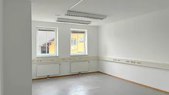 Expose Großzügige Büroeinheit mit Parkmöglichkeiten und Halle mit Rolltor