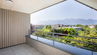 Breiter Balkon mit Fliesenboden und Bergblick, ideal zum Entspannen im Freien.