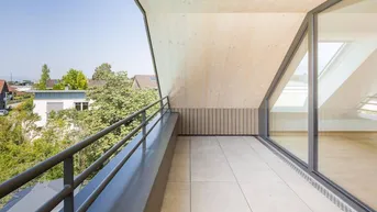 Geräumiger Balkon mit Fliesenboden und Holzdecke, bietet einen weiten Blick über die Umgebung.
