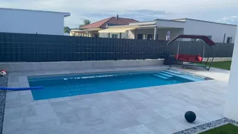 Expose Luxusbungalow mit Pool, loxonegesteuert, Doppelgarage/3 Meter Raumhöhe/54m2 Wohnzimmer -NEUER PREIS