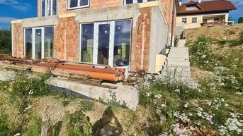 Expose Belagsfertiges Ziegelhaus (Edelrohbau) mit 67m2 Wohn/Essbereich - mit großem Grundstück, eventuell abtrennbar