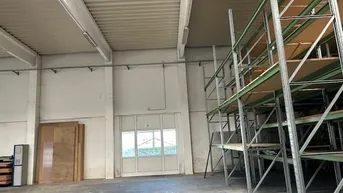 Expose Halle und schöne Büroräume mit Galerie und viele Parkplätze direkt an der B 1