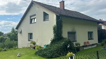 Expose 2 bis 3 Familienhaus mit Vollkeller, mit 4 Garagen, Brunnen und Werkstatt - sehr viel Wohnraum- 4 Bäder