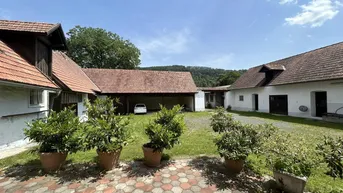 Expose NEUREAL- Wunderschöner Vierkanthof mit zwei Wohnhäusern (3 Wohneinheiten) und Nebengebäuden zu verkaufen! Option von zusätzlichen Erwerb von 5.200 m² Grund!