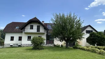 Expose NEUREAL- Wunderschöner Vierkanthof mit zwei Wohnhäusern (3 Wohneinheiten) und Nebengebäuden zu verkaufen! Option von zusätzlichen Erwerb von 5.200 m² Grund!
