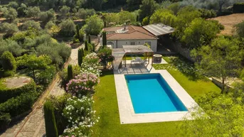 Expose Villa Petra mit einem traumhaften Pool und einer weitläufigen, gepflegten Gartenanlage